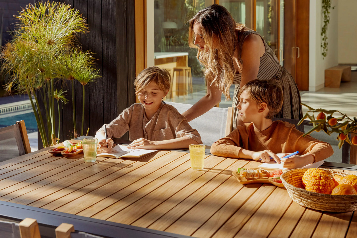 Table de salle à manger extensible d'extérieur en teck et aluminium + 6 chaises sans accoudoirs 595 + 2 fauteuils 595