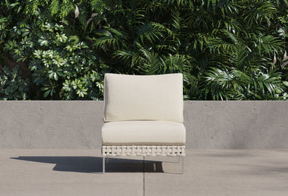 Chaise d'extérieur sans accoudoirs en osier tressé ajouré