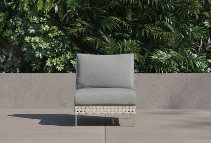 Chaise d'extérieur sans accoudoirs en osier tressé ajouré