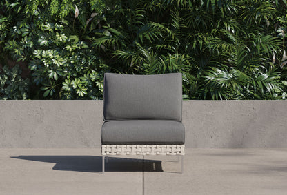 Chaise d'extérieur sans accoudoirs en osier tressé ajouré