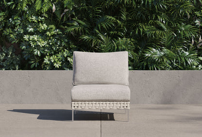 Chaise d'extérieur sans accoudoirs en osier tressé ajouré