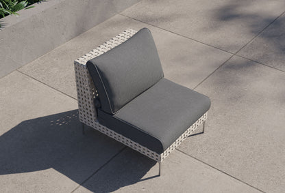 Chaise d'extérieur sans accoudoirs en osier tressé ajouré