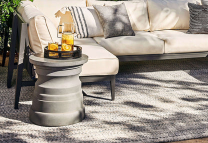 Table d'appoint extérieure en béton à plusieurs niveaux
