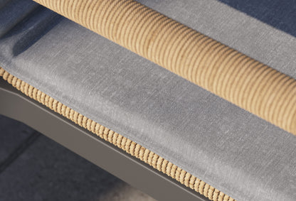 Ensemble canapé deux places et salon de conversation en osier et aluminium.