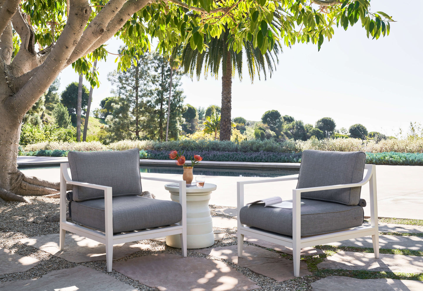 Table d'appoint extérieure en béton à plusieurs niveaux